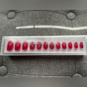 Static Nails Round Press On Set
“Cosmo Please”